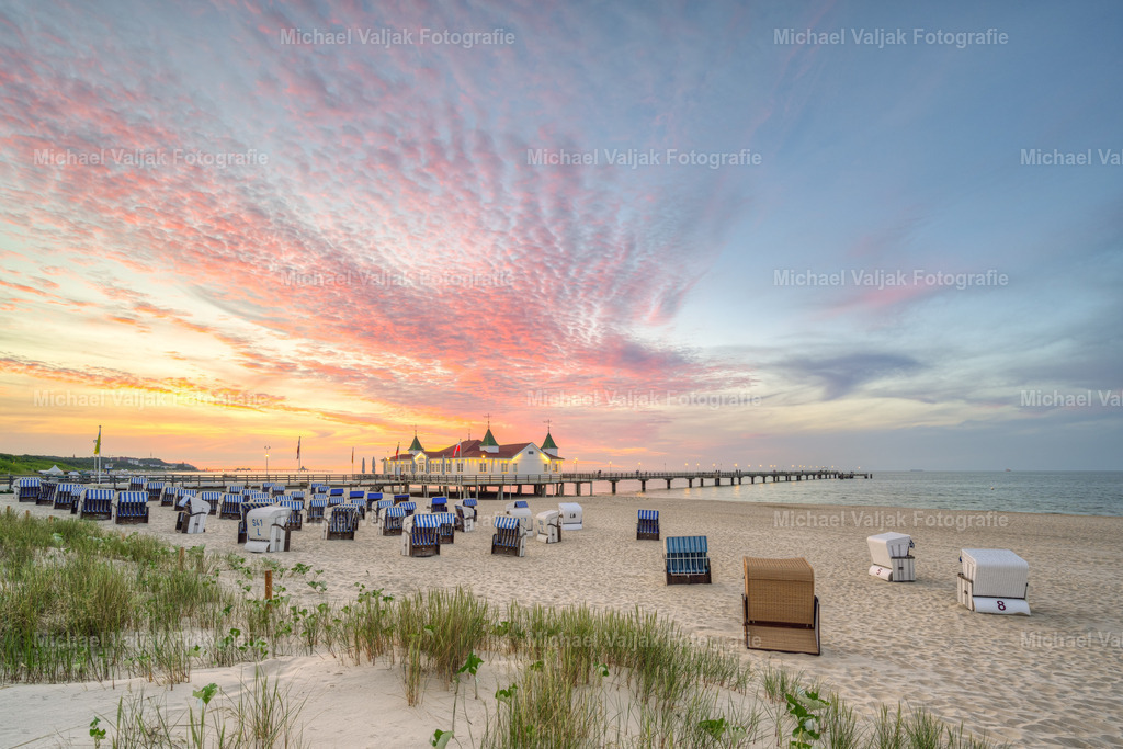 Seebrücke Ahlbeck auf Usedom | Fantastischer Sonnenuntergang bei der Seebrücke Ahlbeck auf Usedom. Genau rechtzeitig zogen ein paar Schäfchenwolken auf und wurden von der bereits untergegangenen Sonne in ein orangerotes Licht getaucht.  - Realisiert mit Pictrs.com