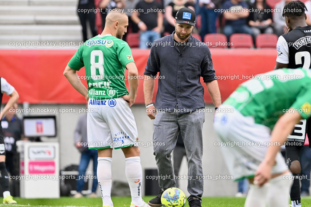 SK Puntigamer Sturm vs. SK Rapid Wien Siegerehrung, Impressionen | #8 Lukas Grgic, Ehrenanstoss ÖFB Cupfinale Marco Schwarz, SK Puntigamer Sturm vs. SK Rapid Wien Siegerehrung, Impressionen, SK Puntigamer Sturm vs. SK Rapid Wien Siegerehrung, Impressionen am 01.05.2024 in Klagenfurt (Wörthersee Stadion ), Austria, (Photo by Bernd Stefan)
