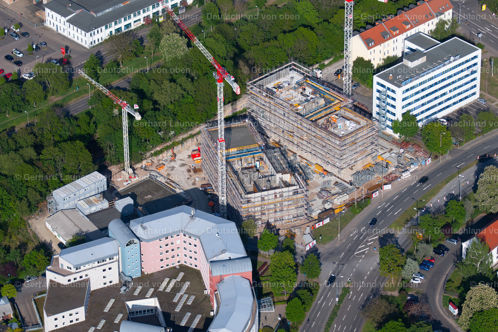 4025928 | ERFURT 06.05.2020 Baustelle zum Neubau des Hochhaus- Gebäudekomplexes " Wir Quartier " mit zwei Wohntürmen und einer Stadtvilla am Juri-Gagarin-Ring im Stadtteil Altstadt in Erfurt im Bundesland Thüringen, Deutschland. Weiterführende Informationen bei: Baugesellschaft an der Wachsenburg mbH,  Canzler GmbH,  ImmVest Wolf GmbH,  Köster GmbH,  Worschech Architekten Planungsgesellschaft mbH. // Construction site for the new high-rise complex "Wir Quartier" with two residential towers and a six-class city villa on Juri-Gagarin-Ring in the Old Town district in Erfurt in the state of Thuringia, Germany. Further information at: Baugesellschaft an der Wachsenburg mbH,  Canzler GmbH,  ImmVest Wolf GmbH,  Koester GmbH,  Worschech Architekten Planungsgesellschaft mbH. Foto: Gerhard Launer