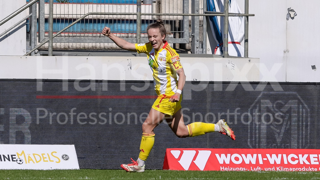Fussball, 2. Frauen-Bundesliga, SV Meppen - 1. FC Union Berlin | v.li.: Torschützin Lisa Heiseler (1. FC Union Berlin, 7) mit Torjubel, Jubel, jubeln, jubelt, optimistisch, Spielszene, Highlight, Freude über das Tor zum 0:2, DIE DFB-RICHTLINIEN UNTERSAGEN JEGLICHE NUTZUNG VON FOTOS ALS SEQUENZBILDER UND/ODER VIDEOÄHNLICHE FOTOSTRECKEN. DFB REGULATIONS PROHIBIT ANY USE OF PHOTOGRAPHS AS IMAGE SEQUENCES AND/OR QUASI-VIDEO.