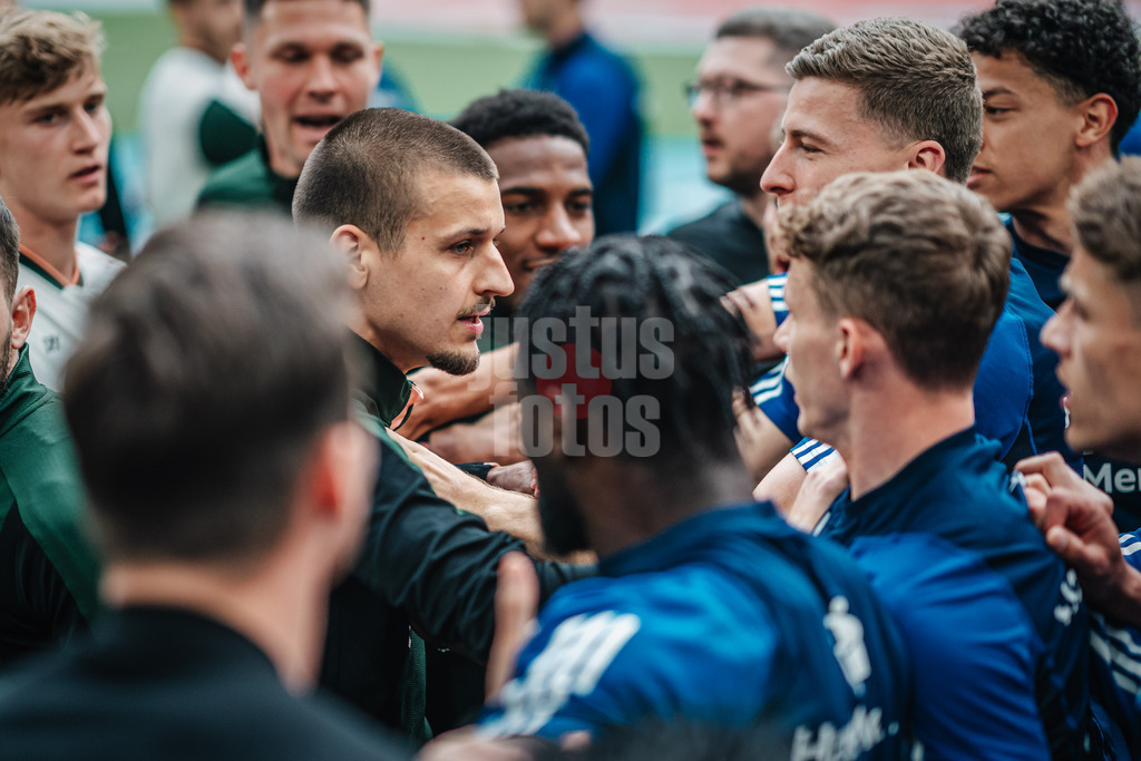 Fußball | Männer | Saison 2023/2024 | 2. Fußball-Bundesliga | 32. Spieltag | Hamburger SV vs. FC St. Pauli  | 03.05.2024 | Simon Zoller (#6, FC St. Pauli) in der Mitte des gerangels vor dem Spiel