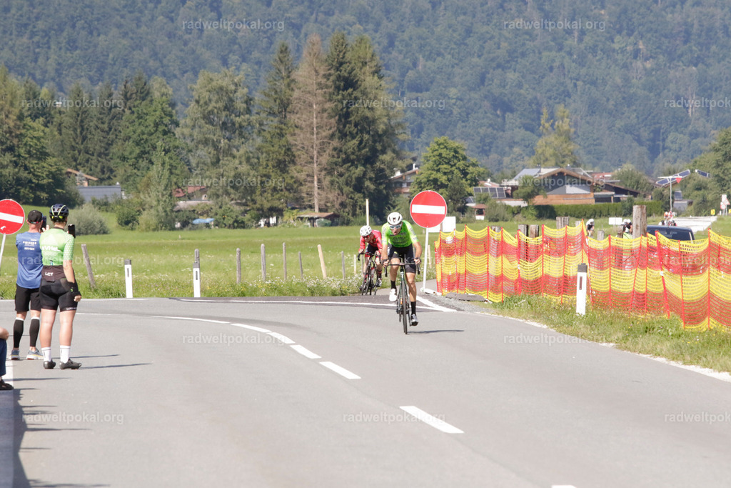 1136_20230817_Bewerb_Maenner_Muehlanger | AUT - OESTERREICH, 2023-08-16: SPORT RENNRAD-FAHREN - 55. INTERNATIONALER RADWELTPOKAL IN ST. JOHANN IN TIROL  - Vintage-Radrennen mit WM-Bronze-Medaillen-Siegerin Christina Schweinberger, den Teilnehmer und Alexander Baumann (vom Orginastions-Team) - TAG 2 BEWERB MAENNER IN SECHS GRUPPEN  ; Foto: Roland Muehlanger
