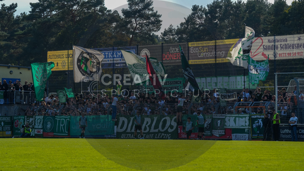 Fußball, Herren, Saison 2025/2026, Regionalliga Nordost, 10. Spieltag, FSV 63 Luckenwalde vs. BSG Chemie Leipzig, Samstag 27.09.2025, Werner-Seelenbinder-Stadion Luckenwalde, | Fußball, Herren, Saison 2025/2026, Regionalliga Nordost, 10. Spieltag, FSV 63 Luckenwalde vs. BSG Chemie Leipzig, Samstag 27.09.2025, Werner-Seelenbinder-Stadion Luckenwalde, Im Bild: Die Fans - Der Fanblock der BSG Chemie Leipzig in Luckenwalde. - Realisiert mit Pictrs.com