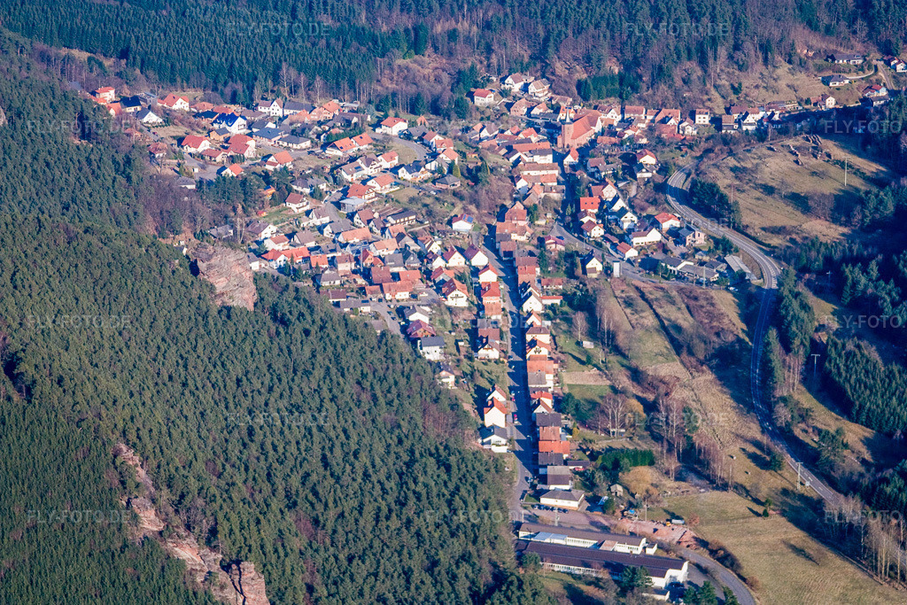 Luftbild: Dorfansicht aus Westen in Lug im Bundesland Rheinland-Pfalz in Deutschland. Foto: IMG_17452.jpg vom 21.03.2009 durch Werner Riehm/FLY-FOTO.de