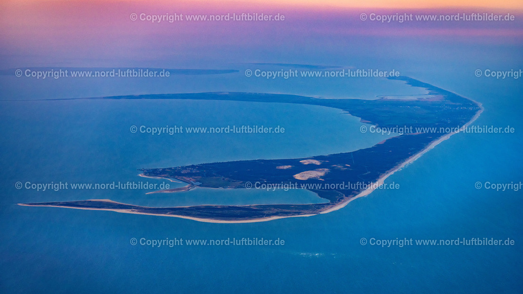 Sylt_Panorama_von_List_im_Sonnenaufgang_ELS_1768170421 Zuschnitt | SYLT 17.04.2021 Küstenbereich in List auf der nordfriesischen Nordsee-Insel Sylt im Sonnenaufgang im Bundesland Schleswig-Holstein, Deutschland. // Coastal area in List on the North Frisian North Sea island of Sylt in sunrise in the state Schleswig-Holstein, Germany. Foto: Martin Elsen