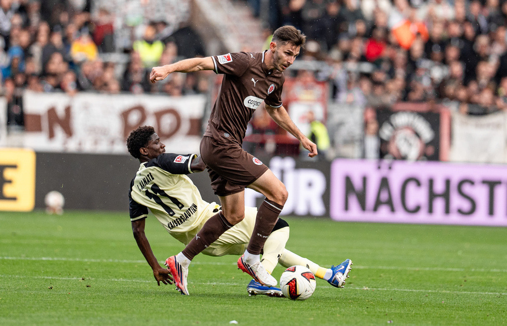 FCSP_YD-09962 | Der offizielle Shop für FC St. Pauli Fotos. Wähle aus Spielszenen & Fanmomenten dein FCSP Wunschformat. Wir liefern Millerntor-Atmosphäre.