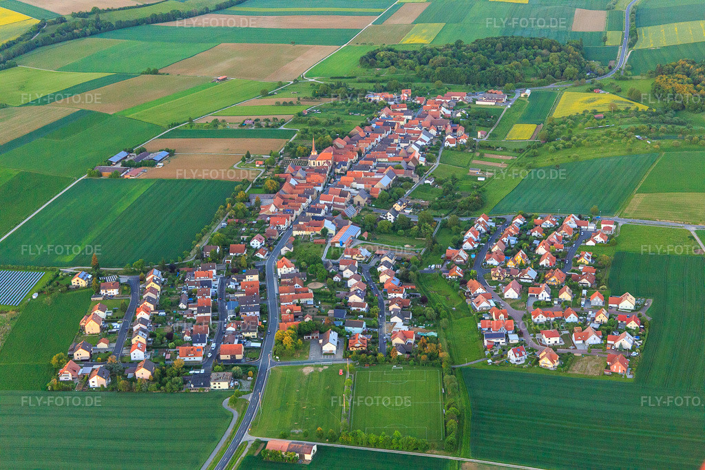 Luftbild: Dorf - Ansicht aus Westen im Ortsteil Egenhausen in Werneck im Bundesland Bayern in Deutschland. Foto: IMG_099944.jpg vom 25.05.2017 durch Werner Riehm/FLY-FOTO.de