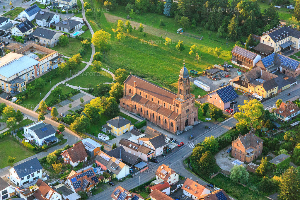 Luftbild: Kirche St. Leopold in Mahlberg im Bundesland Baden-Württemberg in Deutschland. – Foto: IMG_147988.jpg vom 30.05.2025 durch Werner Riehm/FLY-FOTO.de – Auflösung des Originals: 5100 x 3400 px – Röm.-kath. Kirchengemeinde Südliche Ortenau