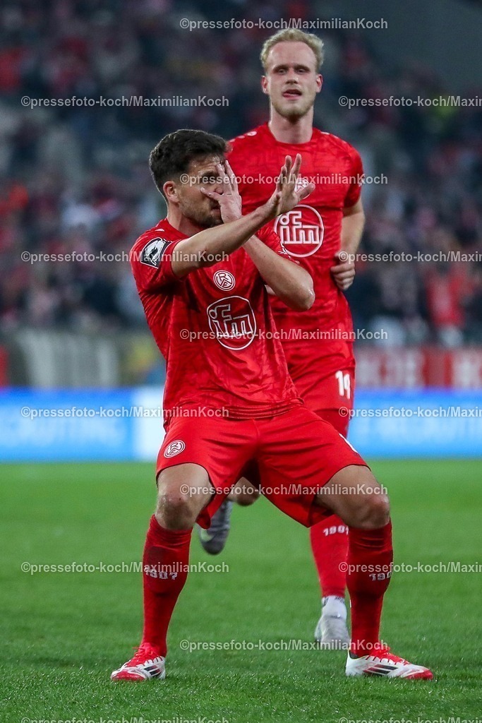 RWE09032501017 | 2025.03.09, Fußball, 3.Liga, Rot-Weiss Essen - SV Waldhof Mannheim, Stadion Hafenstraße, Saison 2024 2025: Torjubel nach dem 1:o durch Torschütze Ahmet Arslan (RWE #6)DFB regulations prohibit any use of photographs as image sequences and or quasi-video.