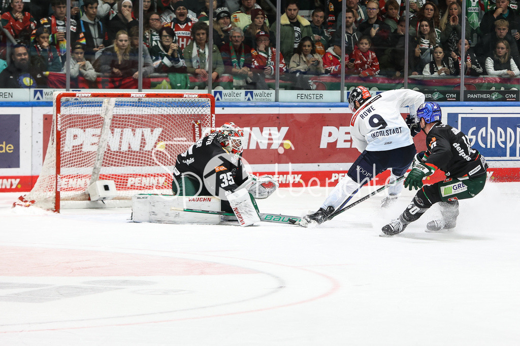 Augsburger Panther - ERC Ingolstadt | Markus KELLER (AEV #35) haelt in dieser Szene ganz stark gegen Andrew ROWE (ERC #9)