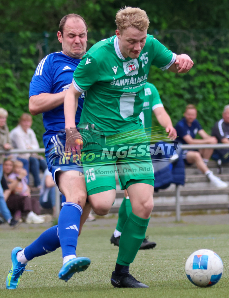 Bünder SV - SV Enger-Westerenger, | Auf dem Bild zu sehen: grün Bünder SV: Florian Finke ; blau SV Enger-Westerenger: Tim Rogalski Bünder SV, SV Enger-Westerenger, Saison 25/26, Kreisliga A, Bünde, Deutschland - Realisiert mit Pictrs.com