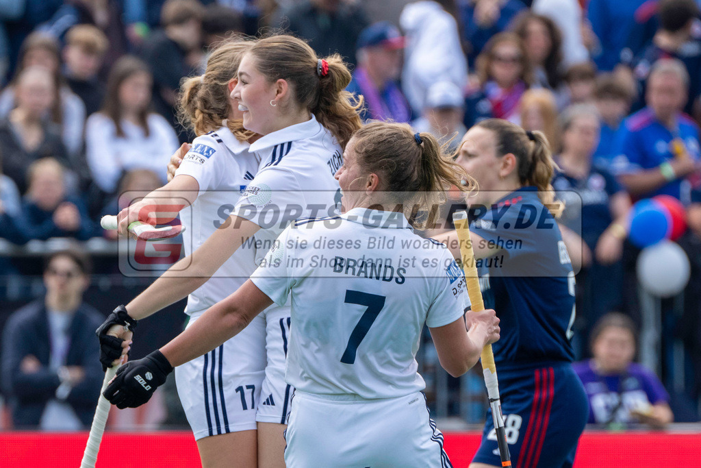 Final4_20240519-1229-0021 | Bonn, Deutschland, 19.05.2024: Lucy Zich (Duesseldorfer HC), Lisa Nolte (Duesseldorfer HC), Mabel Brands (Duesseldorfer HC) in Aktion waehrend des Spiels der Deutsche Feldhockey-Meisterschaften 2024 zwischen Final 4 Damen Finale Düsseldorfer HC - Mannheimer HC im Bonner THV am 19.05.2024 in Bonn, Deutschland. (Foto von Stephan Fehrmann)

Bonn, Germany, 19.05.2024: Lucy Zich (Duesseldorfer HC), Lisa Nolte (Duesseldorfer HC), Mabel Brands (Duesseldorfer HC) in action during the game of Deutsche Feldhockey-Meisterschaften 2024 between Final 4 Damen Finale Düsseldorfer HC - Mannheimer HC in Bonner THV at 19.05.2024 in Bonn, Deutschland. (Foto from Stephan Fehrmann)