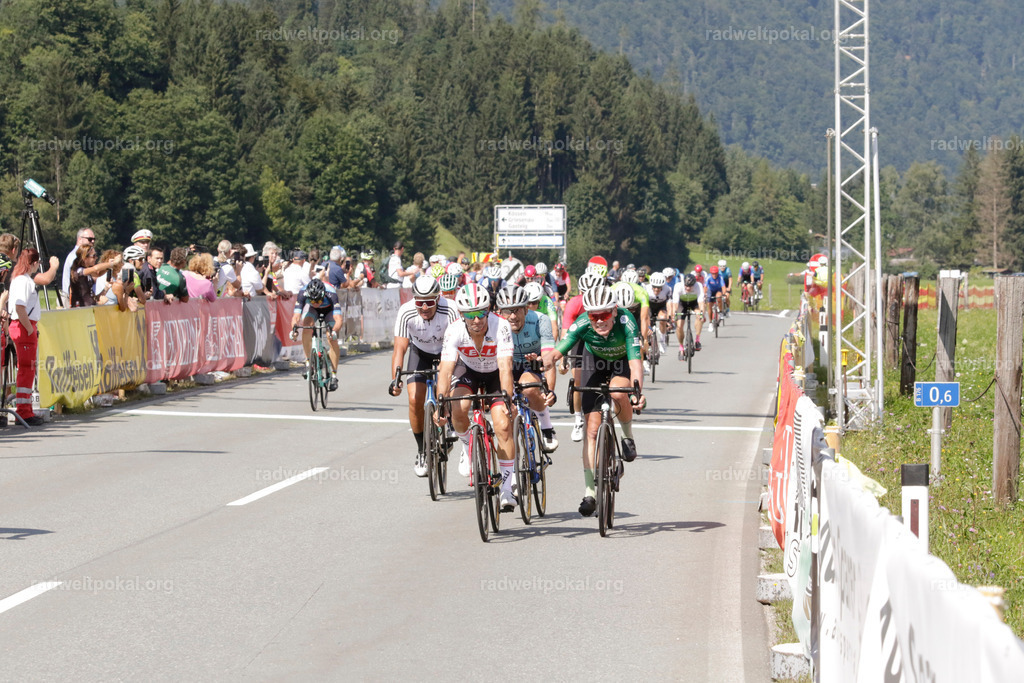 1081_20230817_Bewerb_Maenner_Muehlanger | AUT - OESTERREICH, 2023-08-16: SPORT RENNRAD-FAHREN - 55. INTERNATIONALER RADWELTPOKAL IN ST. JOHANN IN TIROL  - Vintage-Radrennen mit WM-Bronze-Medaillen-Siegerin Christina Schweinberger, den Teilnehmer und Alexander Baumann (vom Orginastions-Team) - TAG 2 BEWERB MAENNER IN SECHS GRUPPEN  ; Foto: Roland Muehlanger