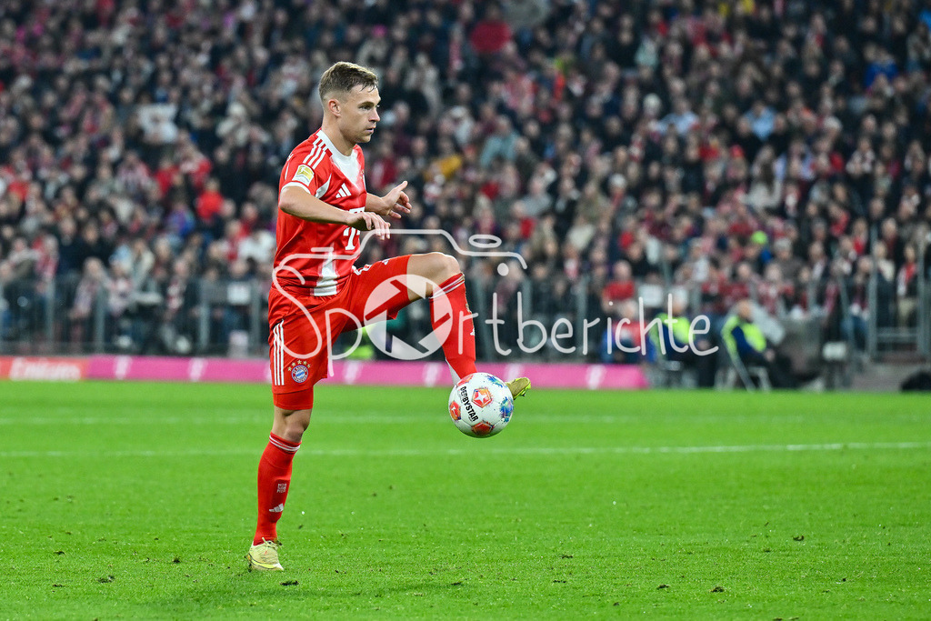 FC Bayern München - Bayer 04 Leverkusen | mÜNCHEN, DEUTSCHLAND - 1. NOVEMBER: am Ball Joshua KIMMICH (FC Bayern Munich 6) / Einzelfoto / Freisteller während dem Bundesligamatch zwischen dem FC Bayern München und Bayer 04 Leverkusen am 9. Spieltag in der Allianz Arena am 1. November 2025 in München, Germany / DFL REGULATIONS PROHIBIT ANY USE OF PHOTOGRAPHS AS IMAGE SEQUENCES AND/OR QUASI-VIDEO