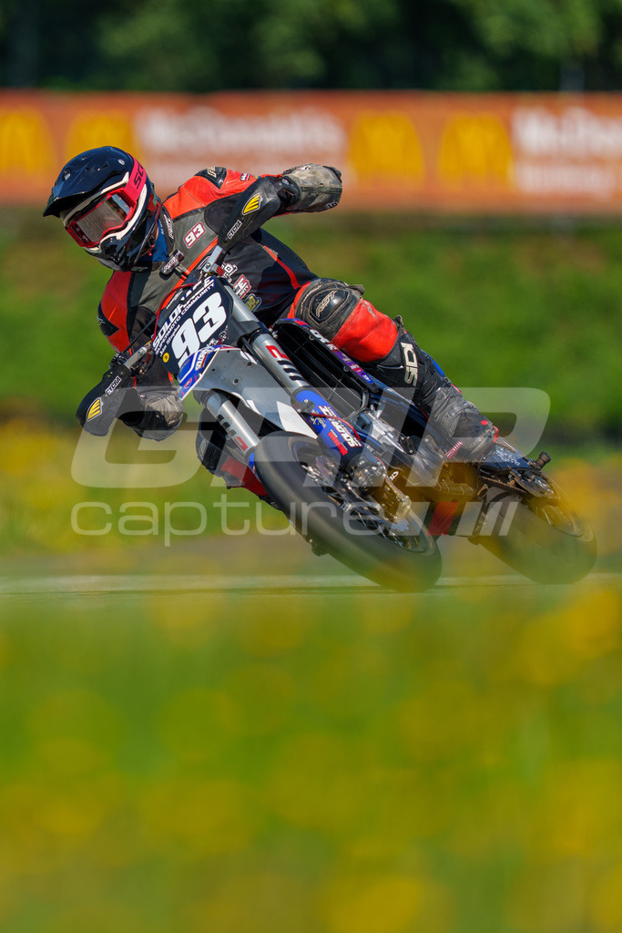 SuperMoto_Staatsmeisterschaft_Greinbach_309 | GRIPcapture steht für authentische Sportfotografie in Österreich – für Momente, die mehr sind als Geschwindigkeit oder Ergebnis. Es geht um Emotion, Spannung, Fokus und den Augenblick, der oft nur einen Wimpernschlag dauert.Ob Motorsport, Teamsport oder 