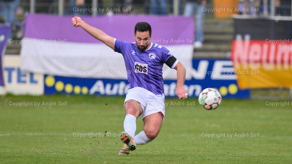 VfR Neumünster (lila) vs PSV Neumünster (grün) | Rafael Krause (VfR #21) / Fußball-Oberliga Männer 2025/2026 / VfR Neumünster (lila) vs PSV Neumünster (grün) / Grümmi-Arena / Neumünster / 15.04.26 - Realisiert mit Pictrs.com