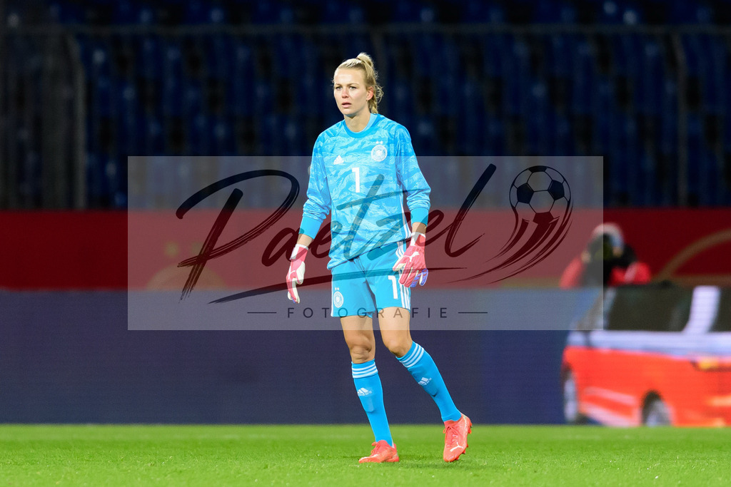 GERTUR20211126_134 | Fussball, Frauen: Torwart Merle Frohms (Germany) schaut bei dem Spiel der WM-Qualifikation zwischen Deutschland und Tuerkei im Eintracht-Stadion am 26.11.2021 in Braunschweig, Deutschland. - Realisiert mit Pictrs.com