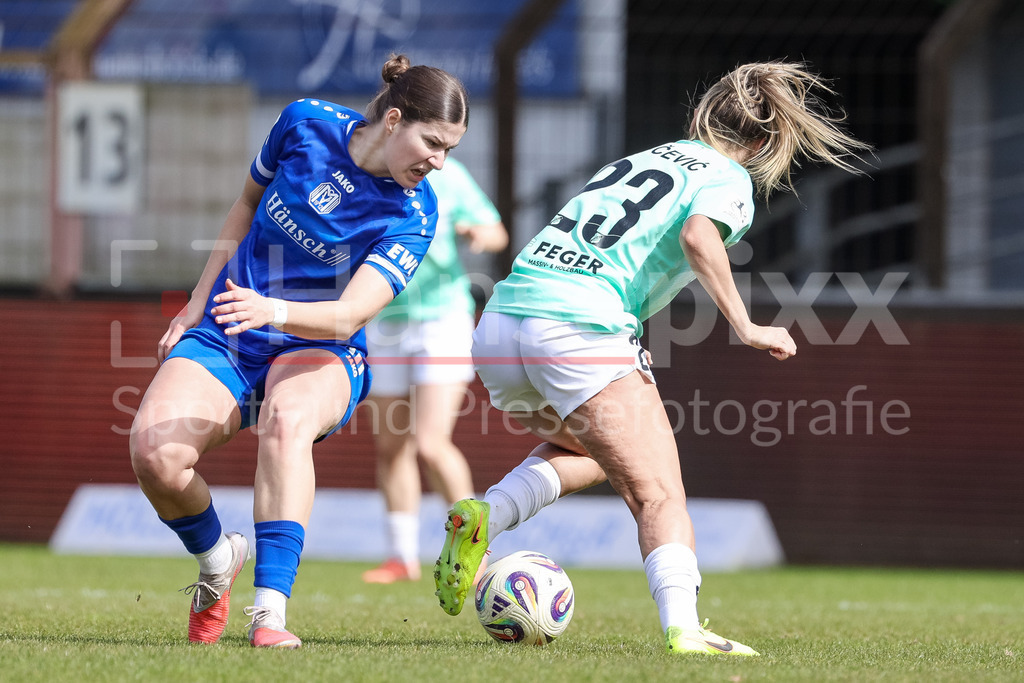 Fussball, 2. Frauen-Bundesliga, SV Meppen - SC Sand | v.li.: Anouk Blaschka (SV Meppen, 10) und Ivana Slipcevic (SC Sand, 23) im Zweikampf, Duell, Dynamik, Aktion, Action, Spielszene, DIE DFB-RICHTLINIEN UNTERSAGEN JEGLICHE NUTZUNG VON FOTOS ALS SEQUENZBILDER UND/ODER VIDEOÄHNLICHE FOTOSTRECKEN. DFB REGULATIONS PROHIBIT ANY USE OF PHOTOGRAPHS AS IMAGE SEQUENCES AND/OR QUASI-VIDEO.