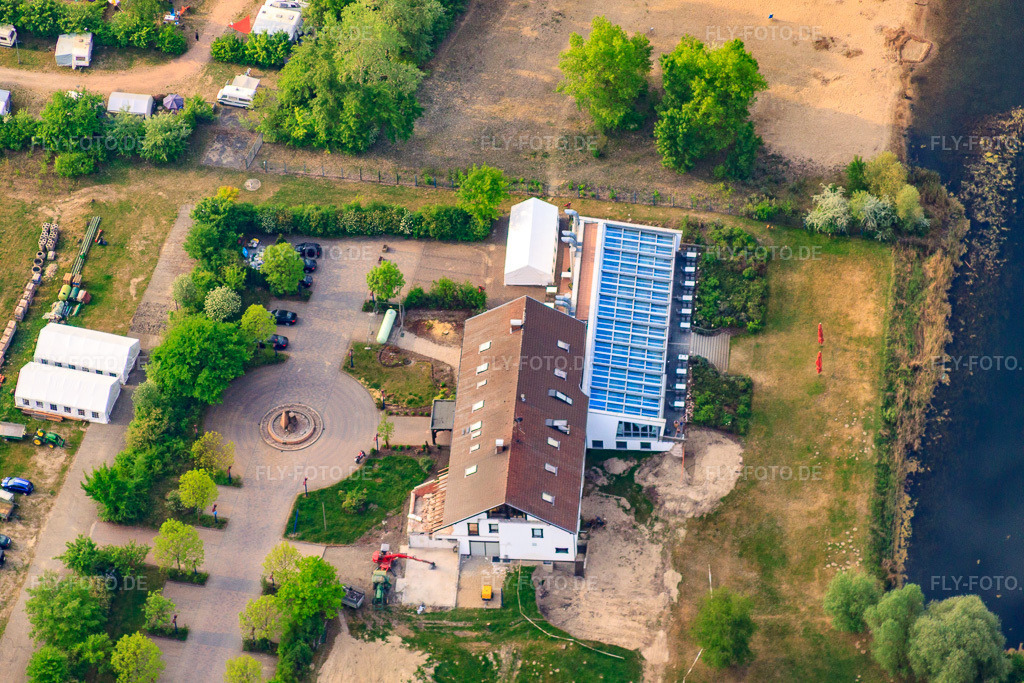 Luftbild: Hotel Darstein am Adriaweiher in Altrip im Bundesland Rheinland-Pfalz in Deutschland. – Foto: IMG_40513.jpg vom 24.04.2011 durch Werner Riehm/FLY-FOTO.de – Auflösung des Originals: 4752 x 3168 px – Hotel Darstein - Idyllisches Hotel am See in der Metropolregion Rhein-Neckar