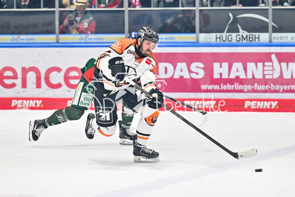 Augsburger Panther - Grizzlys Wolfsburg | AUGSBURG, GERMANY - 15. MARCH: am Puck Keaton THOMPSON (Grizzlys Wolfsburg 4) während dem Match zwischen den Augsburger Panthern und den Grizzlys Wolfsburg am 52. Spieltag der Penny DEL im Curt Frenzel Stadion
