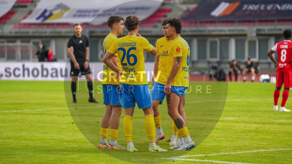 Fußball, Herren, Saison 2025/2026, Regionalliga Nordost, 1. Spieltag, FC Rot-Weiß Erfurt vs. FSV 63 Luckenwalde, Freitag 25.07.2025, Steigerwaldstadion Erfurt, | Fußball, Herren, Saison 2025/2026, Regionalliga Nordost, 1. Spieltag, FC Rot-Weiß Erfurt vs. FSV 63 Luckenwalde, Freitag 25.07.2025, Steigerwaldstadion Erfurt, Im Bild: Besprechung bei der Mannschaft des FSV 63 Luckenwalde vor einem Freistoß - Realisiert mit Pictrs.com