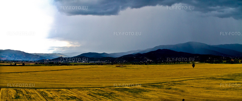 Vue aérienne: Vue de la ville à Fratticiola dans le département Toscane, Italie. Photo: IMG_43561-Bearbeitet.jpg prise le 26/07/2011 par Werner Riehm/FLY-FOTO.euRésolution de l'original: 6048 x 2539 px