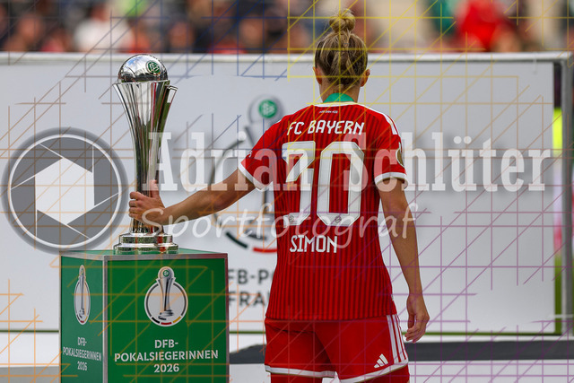 14.05.2026, GER, Fussball, Frauen, DFB-Pokal, Finale, Saison 2025/2026, VfL Wolfsburg - FC Bayern München | Carolin Simon (Bayern) berührt den DFB Pokal der Frauen