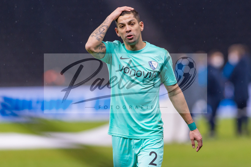 HERBOC20220204_311 | Fussball, Herren: Cristian Gamboa (VfL Bochum) schaut bei dem Spiel der 1. Bundesliga zwischen Hertha BSC und VfL Bochum im Olypiastadion am 04.02.2022 in Berlin, Deutschland.DFB / DFL REGULATIONS PROHIBIT ANY USE OF PHOTOGRAPHS AS IMAGE SEQUENCES AND/OR QUASI-VIDEO. - Realisiert mit Pictrs.com