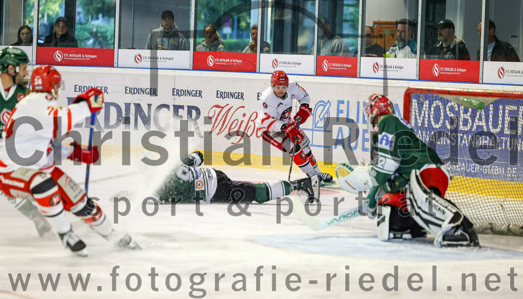 2023-09-10_069_TSV_Erding_gegen_EHC_Klostersee | Erding, Deutschland, 10.09.2023:
Eishockey, Bayernliga 2023 / 2024, Testspiel, TSV Erding gegen EHC Klostersee, Endergebnis: 10:1

Rudolf Lorenz (Erding Gladiators, #91), Torwart Dimitri Pätzold (Erding Gladiators, #32)

Foto: Christian Riedel / fotografie-riedel.net