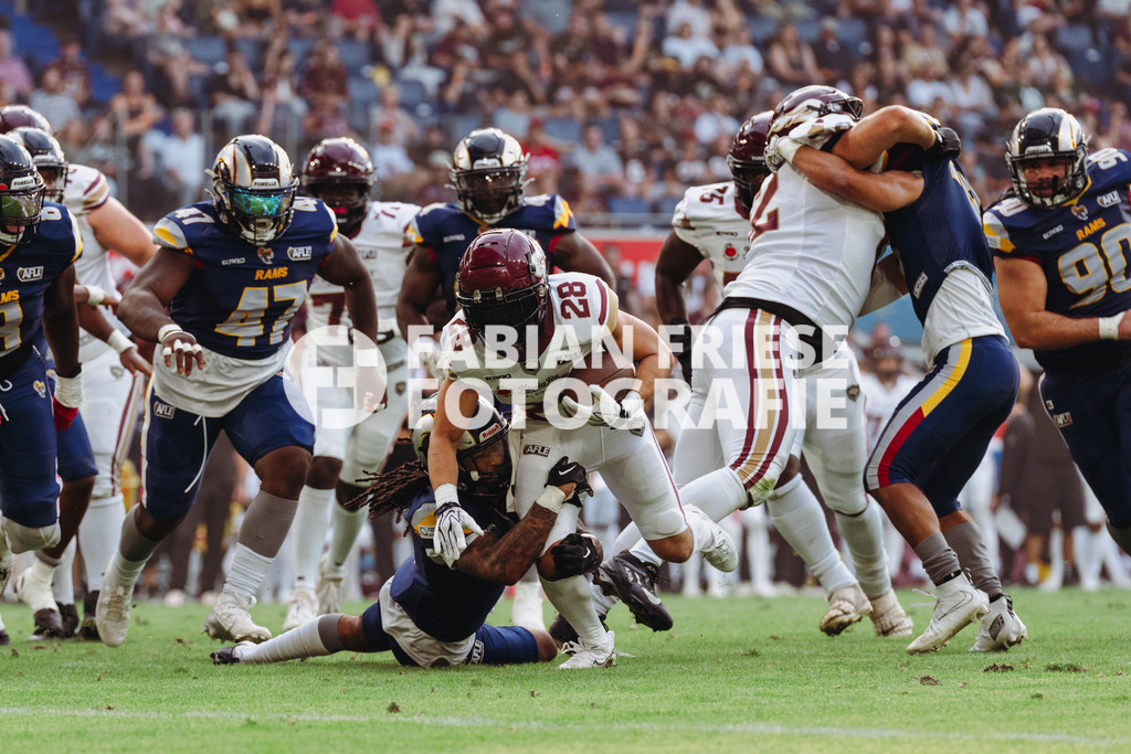 GER Rhein Fire vs. Alpine Rams, American Football, AFLE, Saison 2026, 01.08.2026 | Tyrone Alexander (Rhein Fire, #28) setzt sich durch,GER Rhein Fire vs. Alpine Rams, American Football, AFLE, Saison 2026, 01.08.2026Foto: Eibner-Pressefoto/Fabian Friese - Realisiert mit Pictrs.com