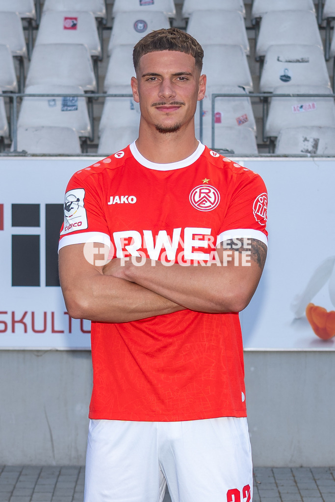 Rot-Weiss Essen; 3. Liga, Portraettermin 2026/2027, Foto: Eibner-Pressefoto/Fabian Friese | Luca Bazzoli (Rot-Weiss Essen, #32),Rot-Weiss Essen; 3. Liga, Portraettermin 2026/2027, Foto: Eibner-Pressefoto/Fabian Friese - Realisiert mit Pictrs.com