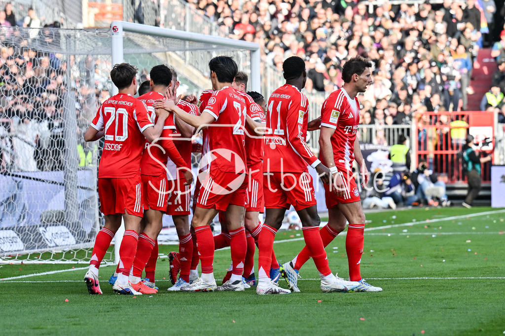 FC St. Pauli - FC Bayern München | ST. PAULI, DEUTSCHLAND - 11. APRIL: Jubel der Bayern nach dem Treffer zum 0-1 durch Jamal MUSIALA (FC Bayern Munich 10) / Tor / Torschuetze / Freude / Happy während dem Bundesligamatch zwischen dem FC St. Pauli und dem FC Bayern München am 29. Spieltag im Millerntor Stadion / DFL REGULATIONS PROHIBIT ANY USE OF PHOTOGRAPHS AS IMAGE SEQUENCES AND/OR QUASI-VIDEO