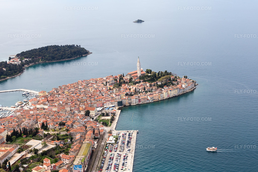 Aerial view: View of the town in Rovinj in the state Gespanschaft Istrien, Croatia. – Photo: IMG_105975.jpg taken on 04/13/2018 by Werner Riehm/FLY-FOTO.com – Resolution of the original: 5472 x 3648 px