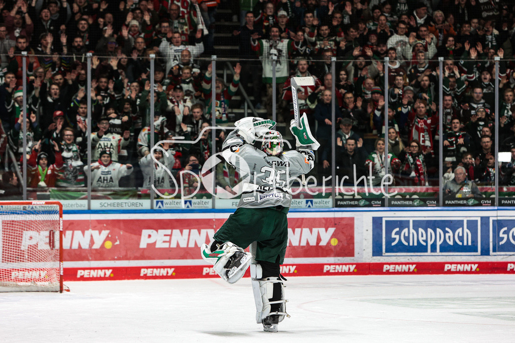 Augsburger Panther - Iserlohn Roosters | Markus KELLER (AEV #35) jubelt mit den Fans nach dem Heimsieg gegen Iserlohn