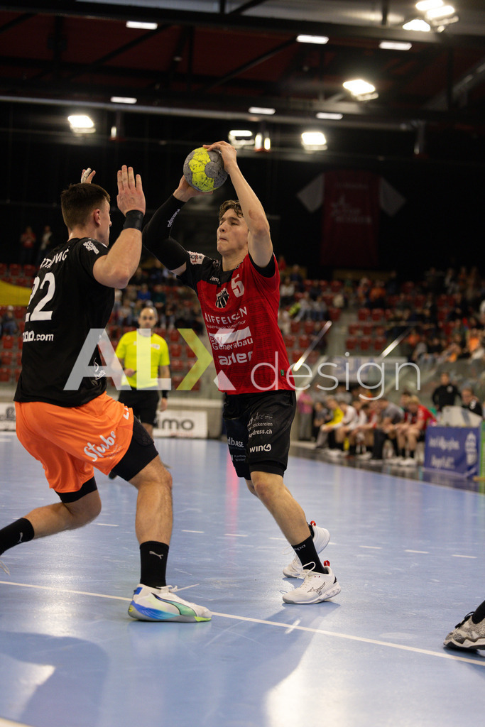Handballen I Herren I Saison 2025-2026 I Quickline Handball League 2026 | Men I 18. Spieltag I Pfade Winterthur - Kadetten Schaffhausen I 20.12.2025 | 5 Tiago Cuencas (Pfadi Winterthur) – Rückraum mitte - Realisiert mit Pictrs.com