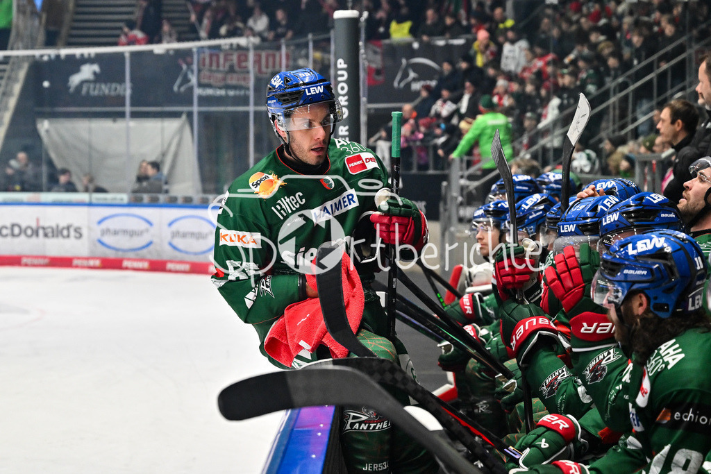 Augsburger Panther - Kölner Haie | AUGSBURG, GERMANY - 11. JANUARY: im Bild Ryan BUTTON (Augsburger Panther 55) auf der Bank der Hausherren während dem Match zwischen den Augsburger Panthern und den Kölner Haien am 39. Spieltag der penny DEL im Curt Frenzel Stadion