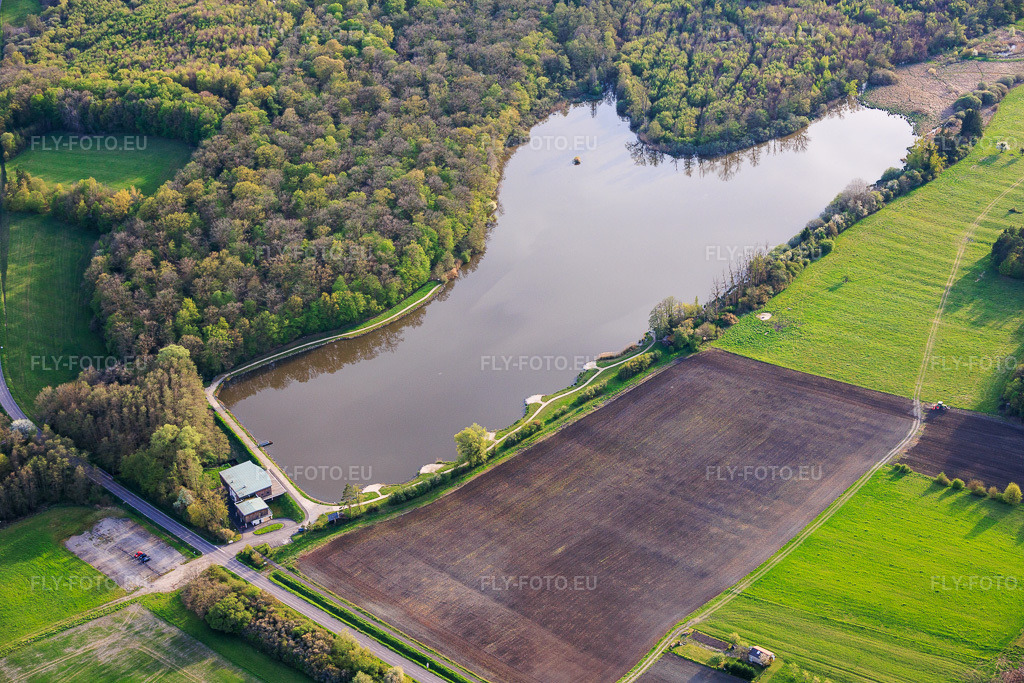 Vue aérienne: Étang à poissons Étang de Metzing et Salle Polyvalente L'Ecrin de Metzing en lisière de forêt à Metzing dans le département Moselle, France.Photo: IMG_154651.jpg prise le 17/04/2026 par Werner Riehm/FLY-FOTO.euRésolution de l'original: 6000 x 4000 px