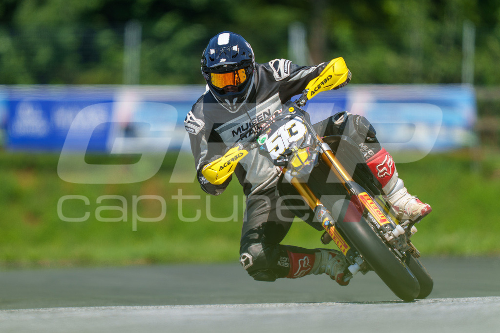 G-Cup + Supermoto Staatsmeisterschaft + Hungarian Supermoto Championship | GRIPcapture steht für authentische Sportfotografie in Österreich – für Momente, die mehr sind als Geschwindigkeit oder Ergebnis. Es geht um Emotion, Spannung, Fokus und den Augenblick, der oft nur einen Wimpernschlag dauert.Ob Motorsport, Teamsport oder 