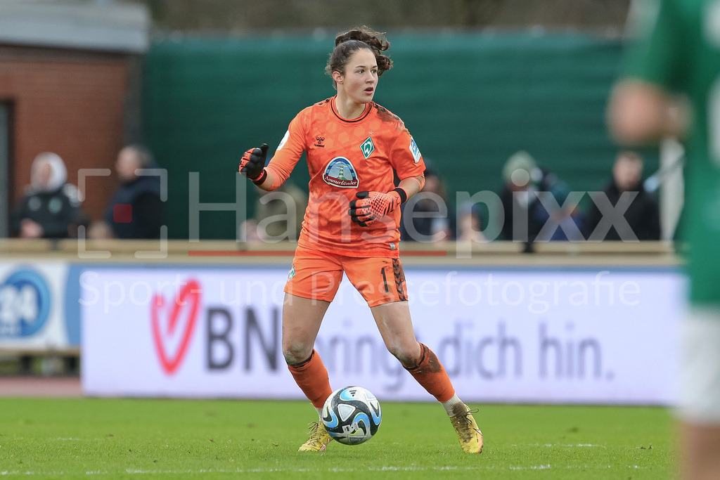 Fussball, Google Pixel Frauen-Bundesliga, SV Werder Bremen - 1. FC Nürnberg | v.li.: Livia Peng (Torhüterin, Torwart, SV Werder Bremen, 1) am Ball, Einzelbild, Ganzkörper, Aktion, Action, Spielszene, DIE DFB-RICHTLINIEN UNTERSAGEN JEGLICHE NUTZUNG VON FOTOS ALS SEQUENZBILDER UND/ODER VIDEOÄHNLICHE FOTOSTRECKEN. DFB REGULATIONS PROHIBIT ANY USE OF PHOTOGRAPHS AS IMAGE SEQUENCES AND/OR QUASI-VIDEO.