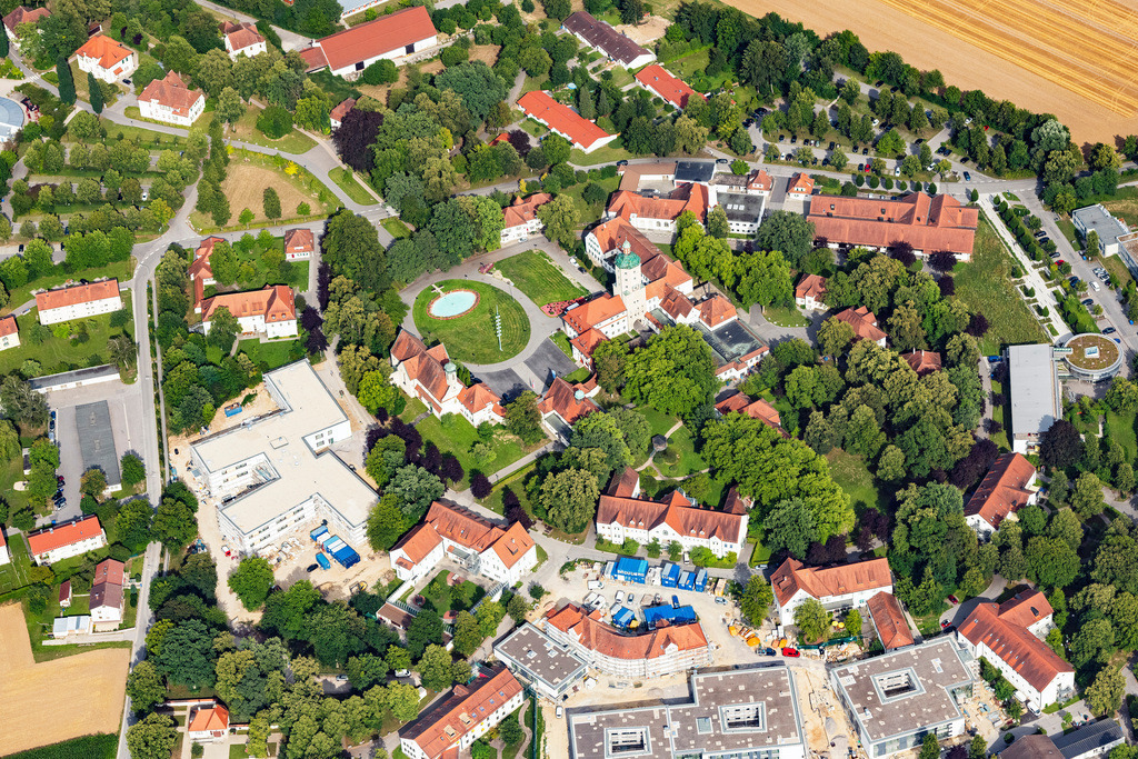 dr__dsc7888.jpg | DEGGENDORF 03.07.2018 Klinikgelände des Krankenhauses Bezirksklinikum Mainkofen Neurologische Klinik in Deggendorf im Bundesland Bayern, Deutschland. // Hospital grounds of the Clinic Bezirksklinikum Mainkofen Neurologische Klinik in Deggendorf in the state Bavaria, Germany. Foto: Daniel Reiter