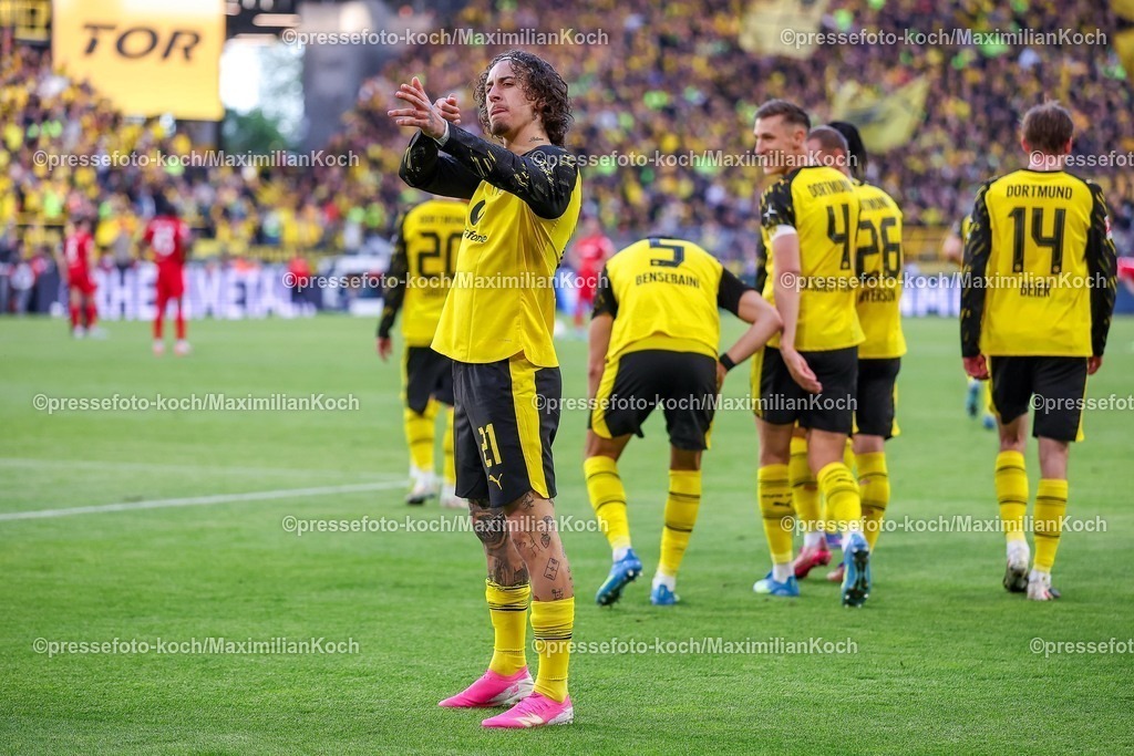 BVB26042601072 | 26.04.2026, Fußball, Borussia Dortmund - SC Freiburg, 1. Fußball Bundesliga, 31. Spieltag, Signal Iduna Park, Saison 2025 2026: Torjubel nach dem Tor zum 4:0 durch Torschütze Fabio Silva&nbsp;(BVB #21)  zusammen mit   DFB regulations prohibit any use of photographs as image sequences and or quasi-video.