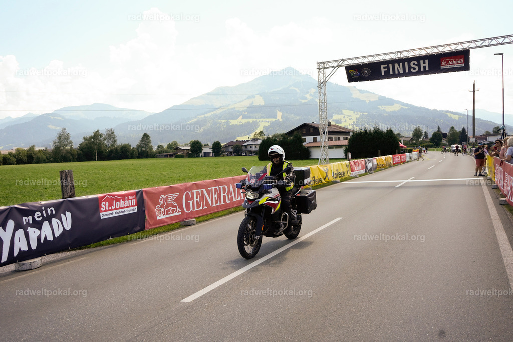 515_20230817_Bewerb_Maenner_Muehlanger | AUT - OESTERREICH, 2023-08-16: SPORT RENNRAD-FAHREN - 55. INTERNATIONALER RADWELTPOKAL IN ST. JOHANN IN TIROL  - Vintage-Radrennen mit WM-Bronze-Medaillen-Siegerin Christina Schweinberger, den Teilnehmer und Alexander Baumann (vom Orginastions-Team) - TAG 2 BEWERB MAENNER IN SECHS GRUPPEN  ; Foto: Roland Muehlanger