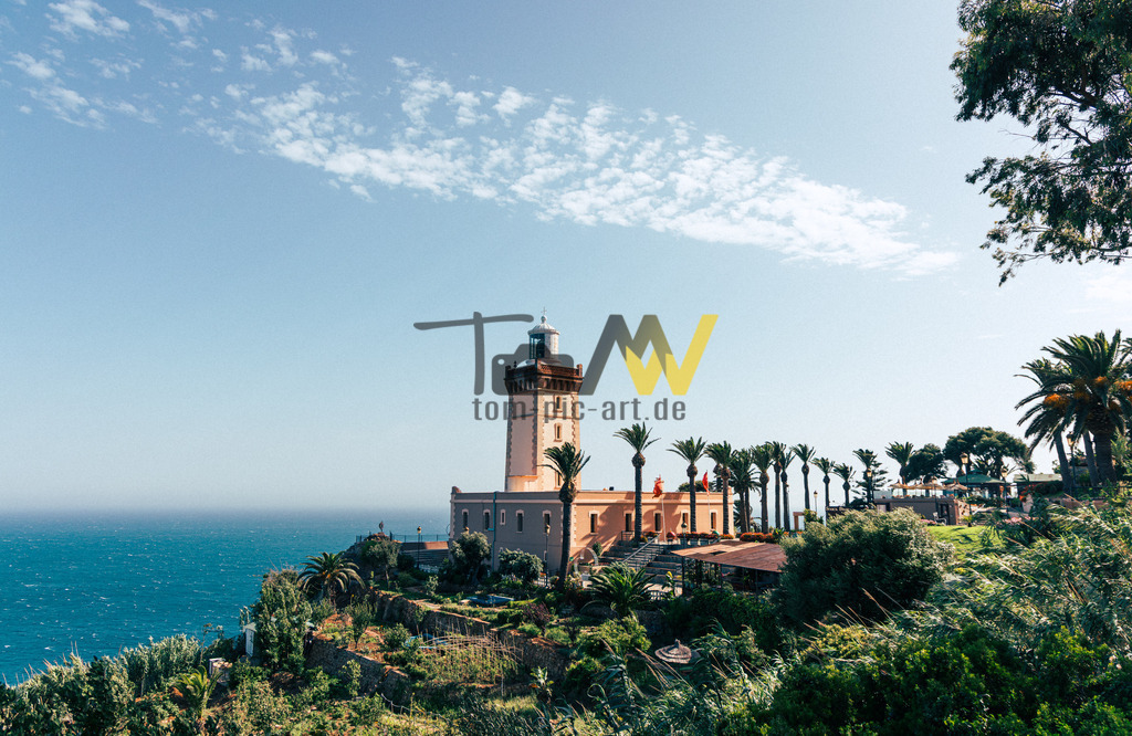 Panorama des Kap Spatel in Tangier in Marokko----Fernblick  | Das Bild zeigt den Leuchtturm am Kap Spartel in Marokko. Das Kap Spartel ist der nordwestlichste Punkt des afrikanischen Kontinents und liegt etwa 12 Kilometer westlich von Tanger. Der Leuchtturm, auch bekannt als "Phare du Cap Spartel", ist der älteste Marokkos und wurde zwischen 1861 und 1864 erbaut. Er markiert den südlichen Eingang zur Straße von Gibraltar vom Atlantik aus. - Realisiert mit Pictrs.com