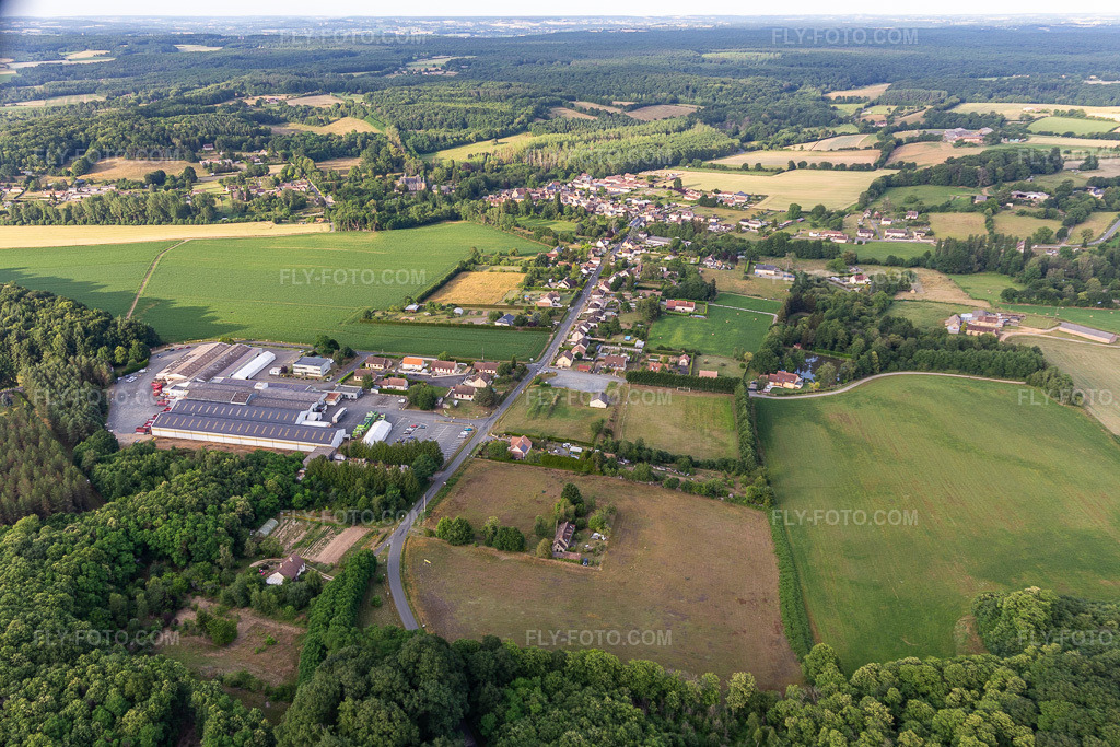 Aerial view: View of the town in Semur-en-Vallon in the state Sarthe, France. – Photo: IMG_132405.jpg taken on 06/14/2022 by Werner Riehm/FLY-FOTO.com – Resolution of the original: 4794 x 3196 px