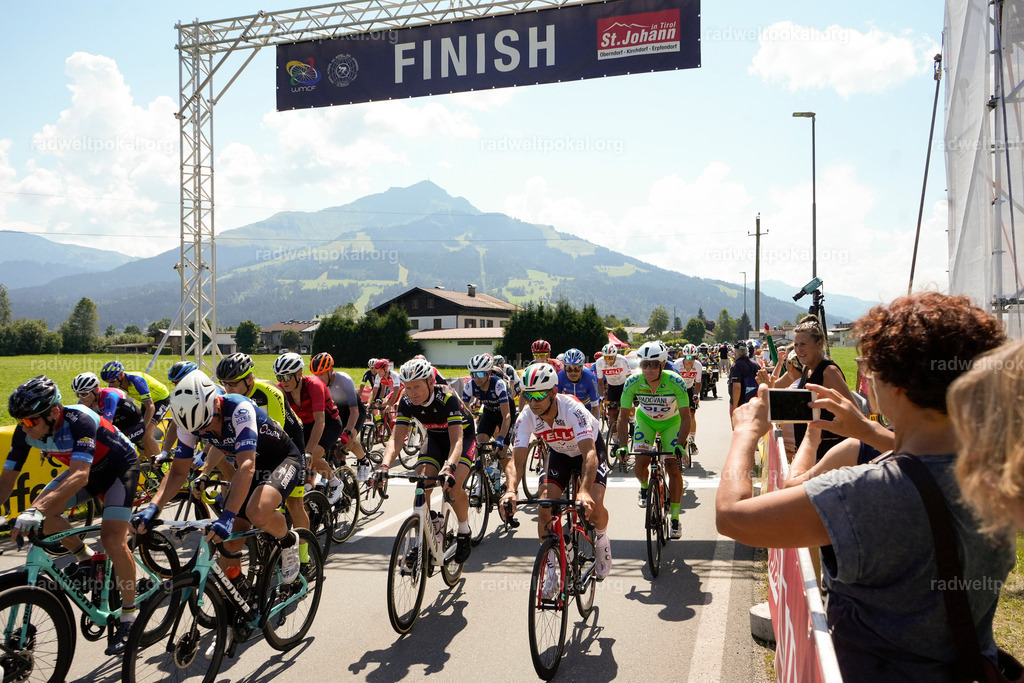397_20230817_Bewerb_Maenner_Muehlanger | AUT - OESTERREICH, 2023-08-16: SPORT RENNRAD-FAHREN - 55. INTERNATIONALER RADWELTPOKAL IN ST. JOHANN IN TIROL  - Vintage-Radrennen mit WM-Bronze-Medaillen-Siegerin Christina Schweinberger, den Teilnehmer und Alexander Baumann (vom Orginastions-Team) - TAG 2 BEWERB MAENNER IN SECHS GRUPPEN  ; Foto: Roland Muehlanger