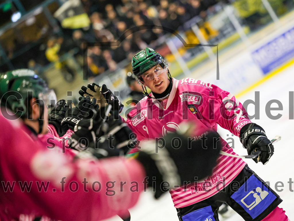 2025-10-10_051_TSV_Erding_gegen_onesto_Tigers_Bayreuth | Erding, Deutschland, 10.10.2025:Eishockey, Oberliga Süd 2025 / 2026, 7. Spieltag, TSV Erding gegen onesto Tigers Bayreuth, Endergebnis: 2:5Thomas Matheson (Erding Gladiators, #37) nach dem Treffer zum 1:0Foto: Christian Riedel / fotografie-riedel.net