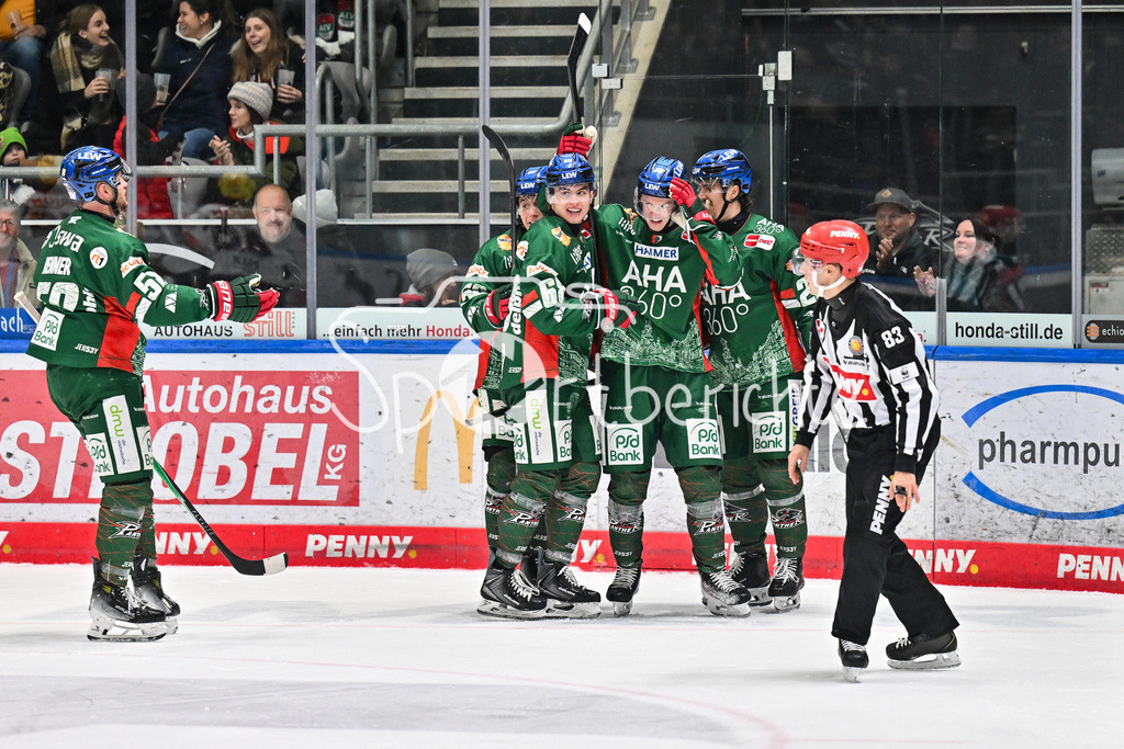 Augsburger Panther - Löwen Frankfurt | AUGSBURG, GERMANY - 16. JANUARY: Jubel der Panther nach dem TReffer zum 4-1 durch  Sebastian ZWICKL (Augsburger Panther 83) / Tor / Torschuetze / Freude / Happy während dem Match zwischen den Augsburger Panthern und den Löwen Frankfurt am 40. Spieltag der penny DEL im Curt Frenzel Stadion