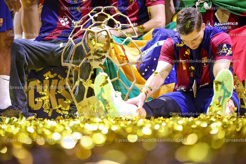 KoeEHF09062402068 | 09.06.2024, Köln, Handball, TruckScout24 EHF FINAL4, Machineseeker Champions League Men, Lanxess-Arena, Finale, Aalborg Handbold - FC Barcelona: Der FC Barcelona gewinnt mit 31:30. Siegerehrung Sieger Meister Meisterfeier Siegerehrungspodest Freude Jubel Jubelnd. Domen Makuc (FC Barcelona) sitzt neben der Meisterschale Trophaee Pokal Siegerpokal 