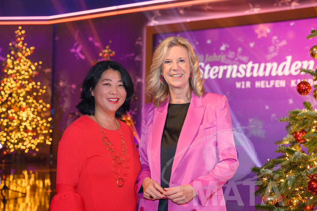 _DWA1351 | Yoko Higuchi-Zitzmann und Frau Dr. Katja Wildermuth bei '30 Jahre Sternstunden-Gala 2023' in der Frankenhalle. Nürnberg, 15.12.2023 - Realisiert mit Pictrs.com