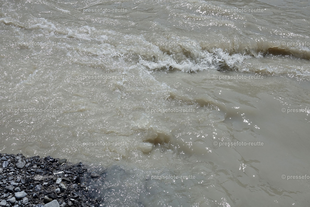 welltvi-Lech-bei-hoefen-Hochwasser-04062019-DSD01808 | Info aus dem Bezirk Reutte/Ausserfern Tirol sowie eine umfangreiche Bilddatenbank über die gesamte Region: Lechtal, Talkessel Reutte, Tannheimertal, Zwischentoren. Lech, Plansee, Zugspitze, Grenztunnel, B179, Fernpassstraße, Verkehr, Lawinen, Tradition, - Realisiert mit Pictrs.com